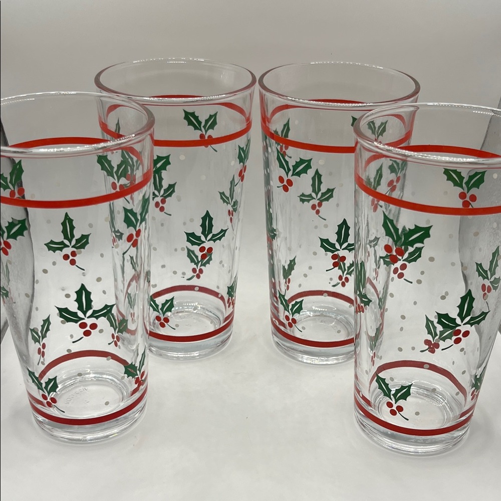 Festive Vintage Christmas Holiday Kig Holly Berry Design Tumbler Set of 4